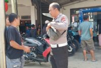 Kanit Lantas Polsek Mempawah Hulu Bripka Albasit Sambangi Warga, Sampaikan Pesan Kamtibmas