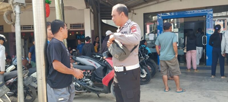 Kanit Lantas Polsek Mempawah Hulu Bripka Albasit Sambangi Warga, Sampaikan Pesan Kamtibmas