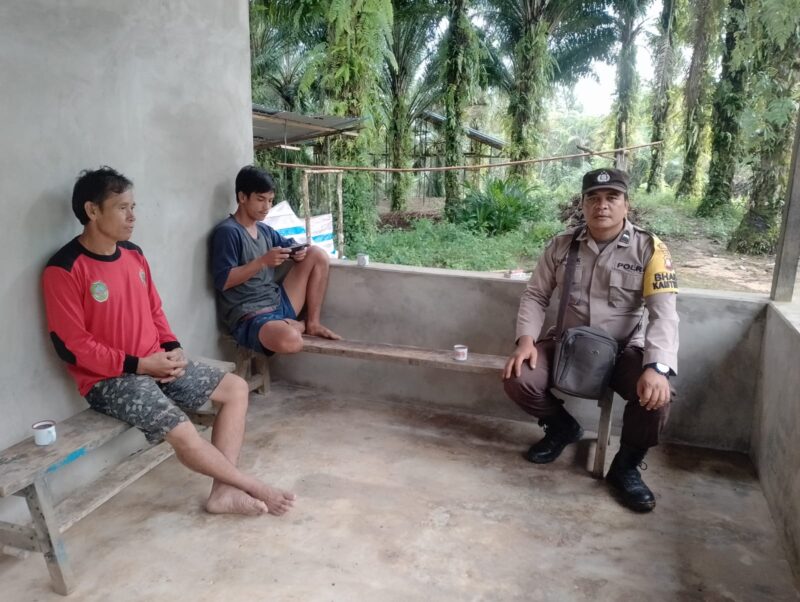 Bhabinkamtibmas Aipda Heri Chandra Simatupang Sambangi Warga Paku Raya, Pererat Kamtibmas