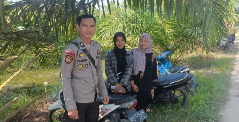 Remaja Santai di Motor, Disambangi Polisi: Pesan Penting Disampaikan dengan Humanis