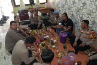 Lebaran Penuh Kebersamaan, Kapolsek Air Besar Bangun Keakraban dengan Anggota