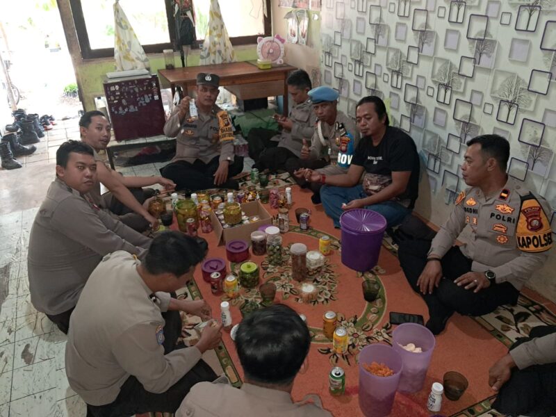 Lebaran Penuh Kebersamaan, Kapolsek Air Besar Bangun Keakraban dengan Anggota