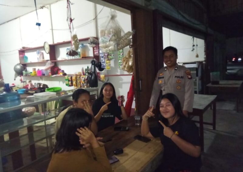 Remaja Asyik Nongkrong Disambangi Polisi, Diberi Edukasi Bahaya Bullying dan Narkoba