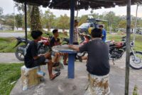 Warga Kaget Sekaligus Senang, Polisi Tiba-tiba Singgah Saat Nongkrong