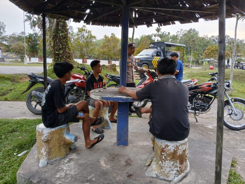 Warga Kaget Sekaligus Senang, Polisi Tiba-tiba Singgah Saat Nongkrong
