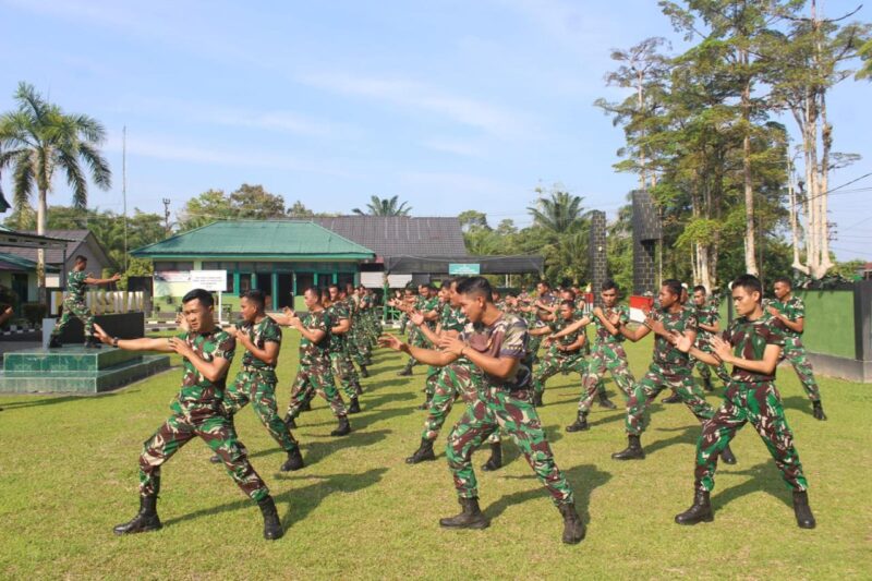 Tingkatkan Kesiapsiagaan Tempur, Prajurit Kodim 1206/Putussibau Asah Bela Diri Lewat Pencak Silat Militer