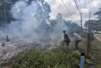 Cegah Karhutla Meluas, Satlantas dan Polsek Nanga Pinoh Lakukan Pemadaman Darurat