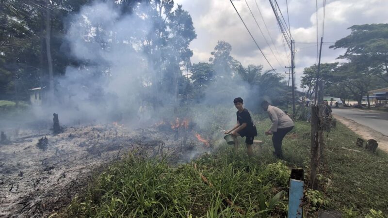 Cegah Karhutla Meluas, Satlantas dan Polsek Nanga Pinoh Lakukan Pemadaman Darurat