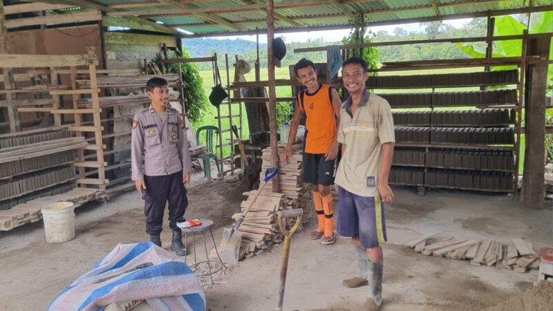Patroli Siang Polsek Menjalin, Aipda G. Endisa dan Bripka F. Rony Sambangi Warga
