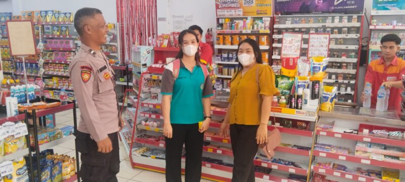 Polisi Sengah Temila Sapa Ibu-Ibu di Alfamart, Ingatkan Waspada Pencopetan