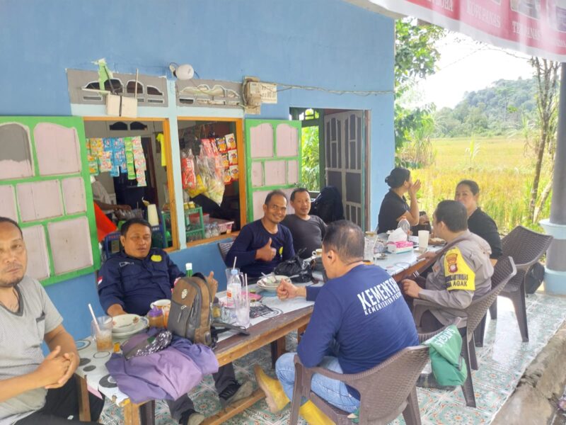 Cara Unik Bhabinkamtibmas Jaga Kamtibmas: Ngobrol Santai Bareng Warga