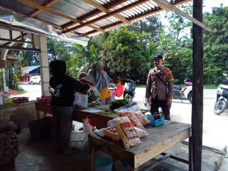 Jalin Kedekatan, Bhabinkamtibmas Turun Langsung Sapa dan Himbau Warga