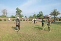 Babinsa Koramil Putussibau Utara Gotong Royong Bersihkan Gereja Santo Bonaventura Kedamin Darat