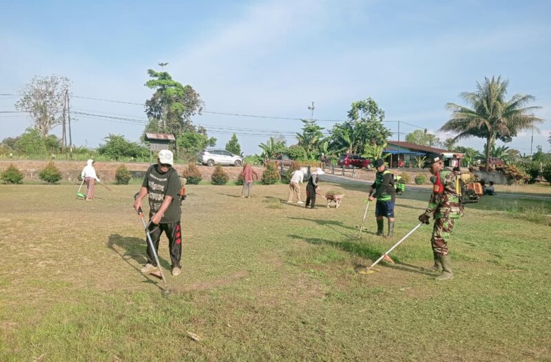 Babinsa Koramil Putussibau Utara Gotong Royong Bersihkan Gereja Santo Bonaventura Kedamin Darat