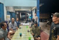 Polisi Mandor Sapa Warga Saat Patroli Malam, Suasana Jadi Hangat