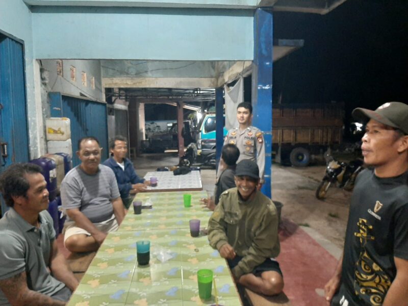 Polisi Mandor Sapa Warga Saat Patroli Malam, Suasana Jadi Hangat