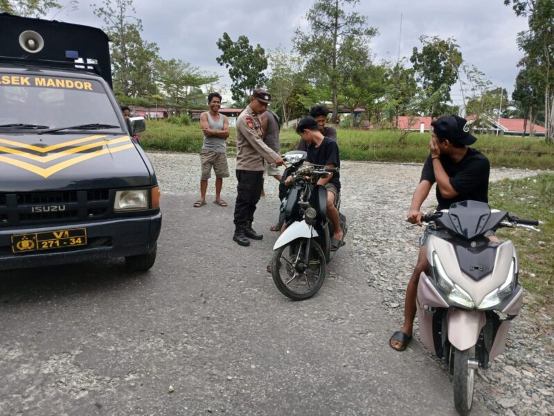 Patroli Humanis Polsek Mandor Tekan Angka Kriminalitas di Permukiman