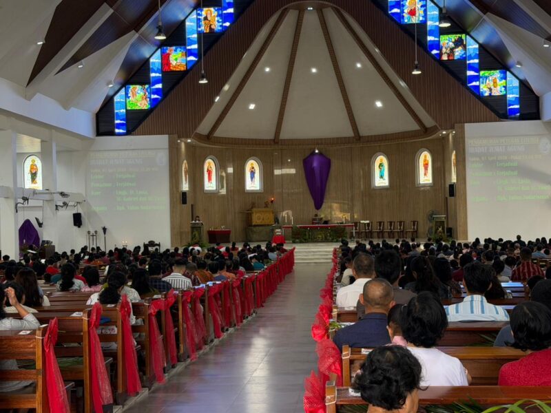 Polres Ketapang Siaga di Gereja, Umat Kristiani Jalani Minggu Palma dengan Khidmat