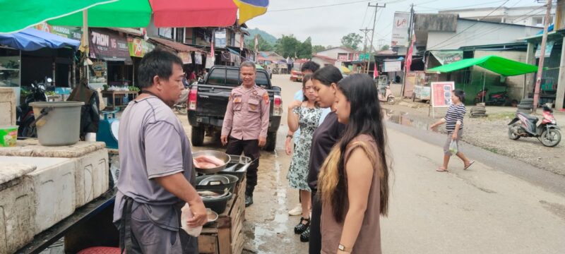 Suasana Pasar Lebih Aman, Polisi Hadir Sapa Ibu-Ibu Saat Patroli Siang