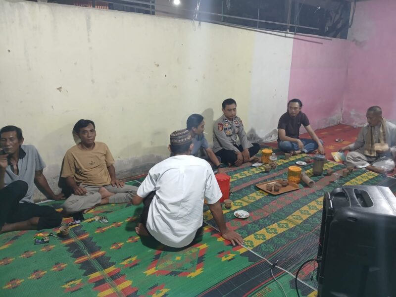 Patroli Malam Polsek Mandor Berlanjut Dialog Hangat Bersama Tokoh Masyarakat