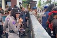Kawal Aksi Damai Secara Humanis, Polwan Polres Sintang Sambut Massa dengan Pantun
