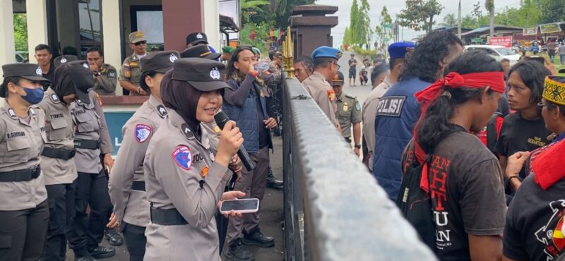 Kawal Aksi Damai Secara Humanis, Polwan Polres Sintang Sambut Massa dengan Pantun