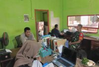 Eratkan Silaturahmi, Anggota Koramil 04/Jawai Laksanakan Komsos Bersama Perangkat Desa Bakau