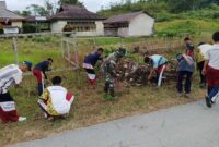 Gotong Royong di SMPN 1 Embaloh Hulu, Babinsa Ajak Pelajar Jaga Kebersihan Sekolah