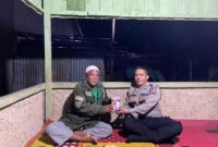 Satbinmas Polres Landak Periksa Pos Kamling di Dusun Sri Bernian, Warga Terima Bantuan Lampu