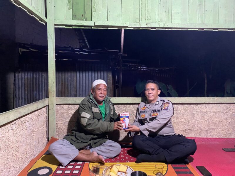 Satbinmas Polres Landak Periksa Pos Kamling di Dusun Sri Bernian, Warga Terima Bantuan Lampu