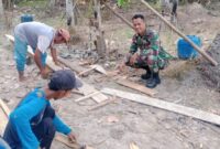 Babinsa Desa Salatiga Sertu Yuyun Wahyudi Laksanakan Komsos dengan Warga Saat Pembangunan Rumah di Sambas