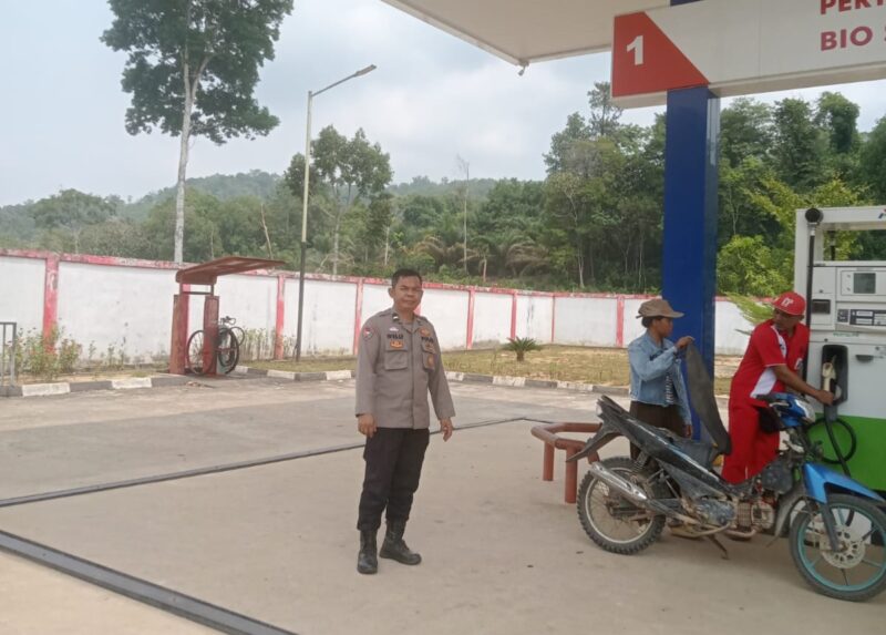 Isi BBM Jadi Momen Edukasi, Polisi Datangi Warga di SPBU Saat Patroli Siang