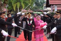 Polres Melawi Gelar Tradisi Gerbang Pora Lepas Purna Tugas Kompol Oding Ardi