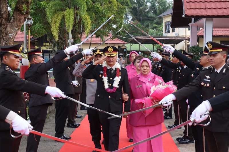 Polres Melawi Gelar Tradisi Gerbang Pora Lepas Purna Tugas Kompol Oding Ardi