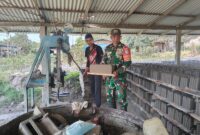 Babinsa Serda Sigit Perkuat Kemitraan Warga Desa Malek, Tinjau Produksi Batako di Paloh Sambas