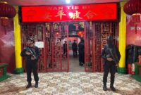 Brimob Polda Kalbar Pastikan Keamanan Ibadah, Kelenteng Kuan Tie Bio Disterilisasi Jelang Cap Go Meh