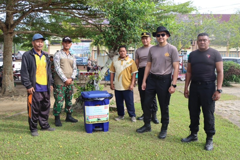 Kapolres Ketapang AKBP Muhammad Harris Pimpin Aksi Bersih Lingkungan di Taman Kota Tanjungpura