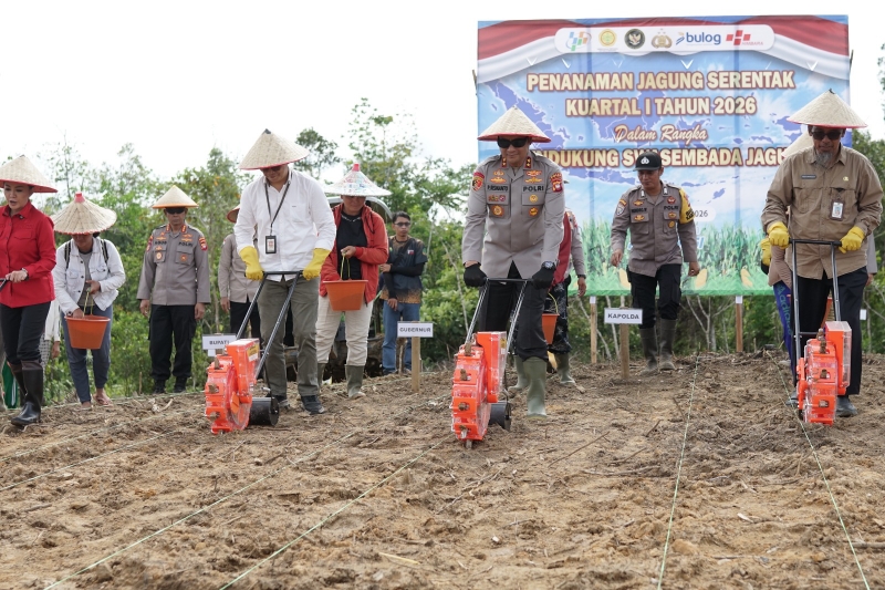 Kapolda Kalbar Irjen Pol Pipit Rismanto Pimpin Penanaman Jagung Serentak di Desa Nyiin