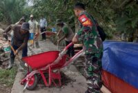 Babinsa Desa Beringin Sertu I Ketut Suwardika Gotong Royong Cor Jalan Setapak Bersama Warga