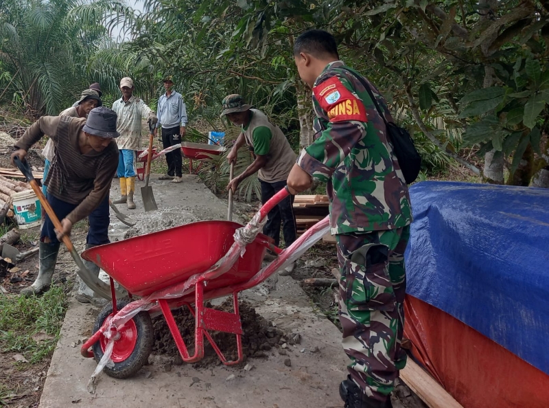 Babinsa Desa Beringin Sertu I Ketut Suwardika Gotong Royong Cor Jalan Setapak Bersama Warga