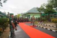 Prajurit Kodim 1205/Sintang Berikan Penghormatan Militer kepada Pangdam XII/Tpr
