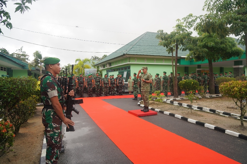 Prajurit Kodim 1205/Sintang Berikan Penghormatan Militer kepada Pangdam XII/Tpr