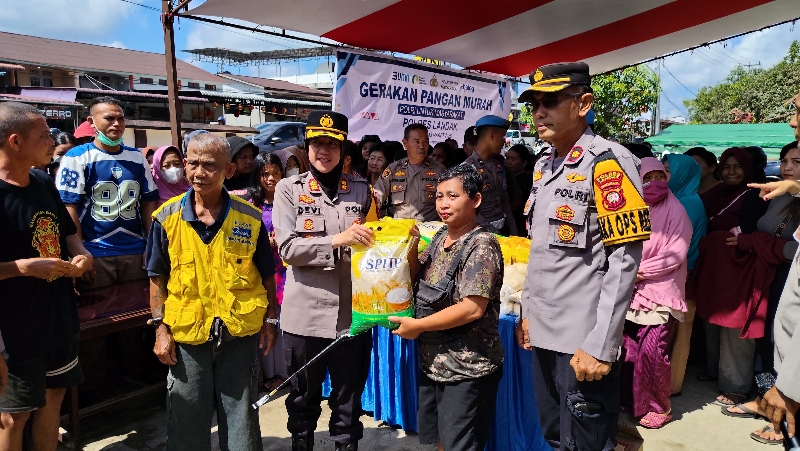 Kapolres Landak AKBP Devi Ariantari Turun Langsung Gelar Sembako Murah untuk Masyarakat