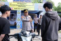 Kapolres Sintang AKBP Sanny Handityo Tindak Pengendara Knalpot Brong Saat Cek Pos Tugu Jam