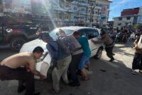 Personel Pos Pelayanan Ops Ketupat Kapuas Polres Sintang Sigap Bantu Warga, Mobil Terperosok Berhasil Dievakuasi