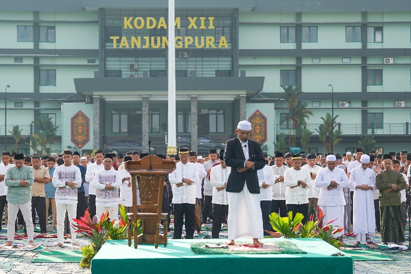 Pangdam XII/Tpr Mayjen TNI Novi Rubadi Sugito Salat Idul Fitri 1447 H Bersama Prajurit dan Warga di Makodam