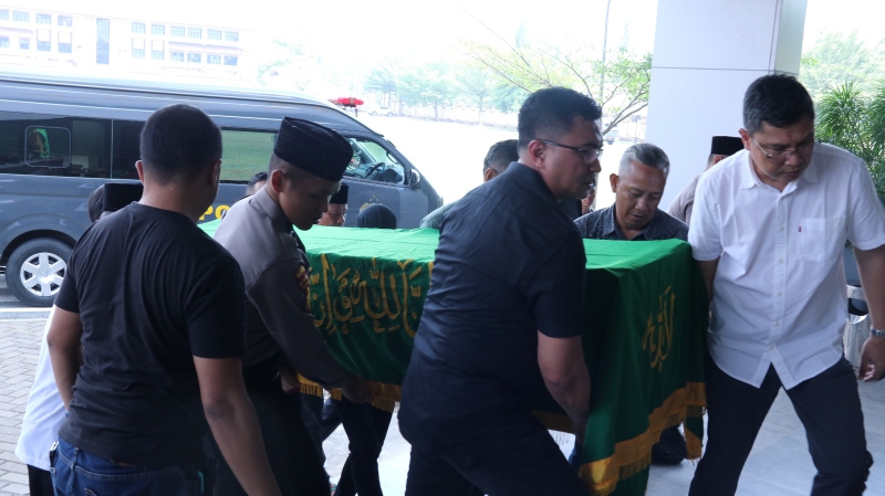 Kapolda Kalbar Irjen Pol. Dr. Pipit Rismanto Pimpin Penghormatan Terakhir Ka SPN Polda Kalbar Kombes Pol Bestari Hamonangan Harahap