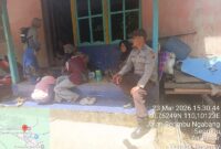 Hangat dan Humanis, Personel Polsek Air Besar Ngobrol Santai dengan Warga Saat Patroli Siang