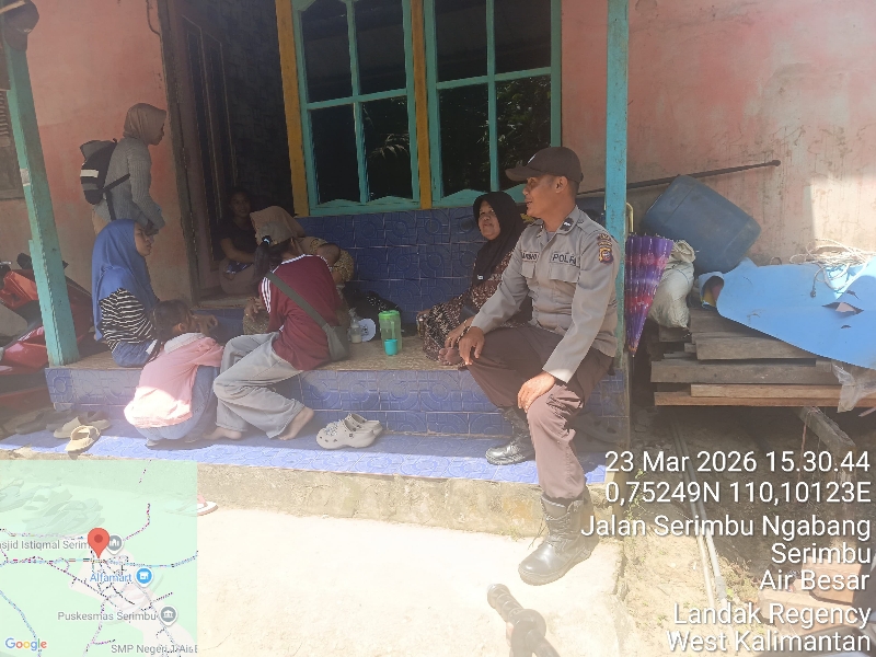 Hangat dan Humanis, Personel Polsek Air Besar Ngobrol Santai dengan Warga Saat Patroli Siang