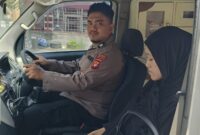 Respon Cepat Layanan 110 Polres Sintang, Polisi Evakuasi Warga Sakit ke RSUD Ade M. Djoen